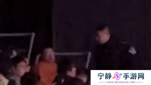 LPL现场女粉殴打工作人员，曾攻击帽子叔叔，被强行拉走永久禁止观赛