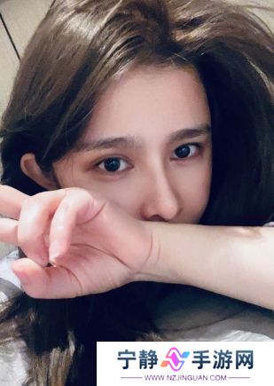 美女主播直播间展示演技，哭诉自己儿时遭遇，称穷怕了希望大家打赏