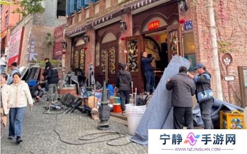 撒贝宁与王鸥现身福州，众明星齐聚太热闹，现场吃地道美食直夸赞