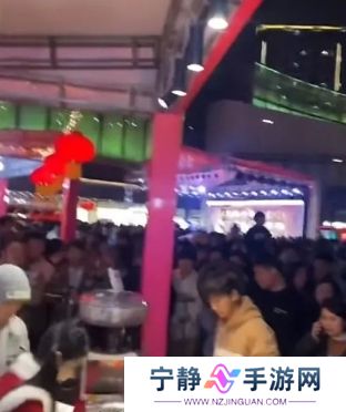 狗头萝莉元宵卖饼太火热，现场围满了人，大量粉丝称排了好久买不到