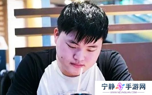 Uzi深夜直播自述压力太大,称十分努力但人气不达标,工资都拿不到