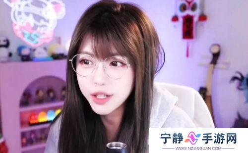 周淑怡直播对观众比手势，称因为努力学习手指都弯了，网友：谁信啊