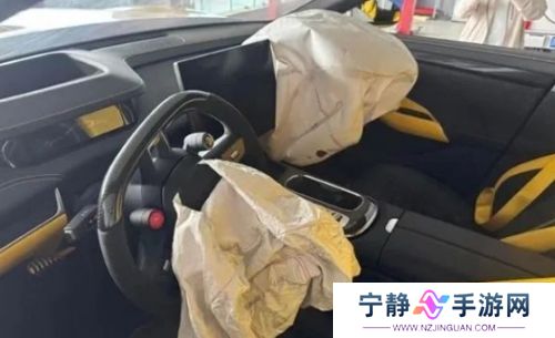 小米SU7 Ultra赛道事故曝光，现场状况十分惨烈，雷军紧急回应